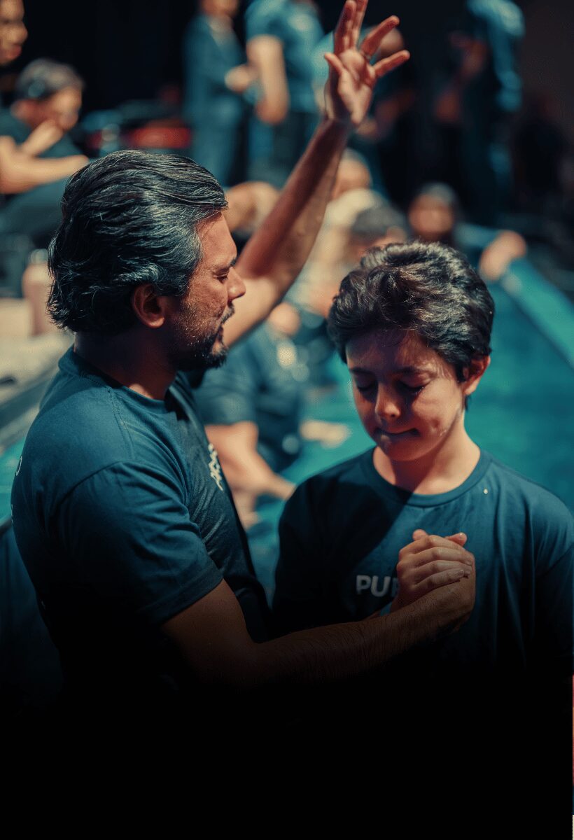 Momento de batismo nas águas